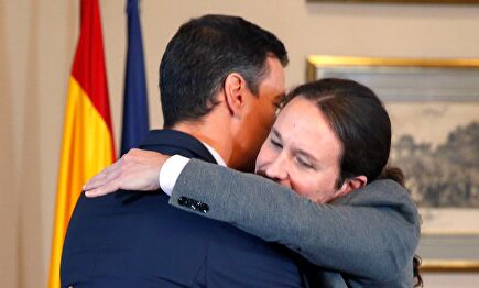 Pedro Sánchez y Pablo Iglesias tras la firma de su pacto. | EFE