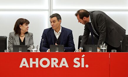 Cristina Narbona, Pedro Sánchez y Óscar Puente en la Ejecutiva de este martes. | EFE