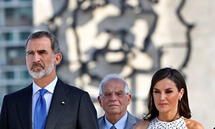 Los Reyes posan ante la imagen de Ernesto 'Che' Guevara. | EFE