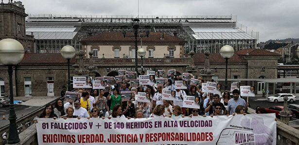 Víctimas se manifiestan en Santiago y advierten de que es hora de que empiece a haber dimisiones y ceses | EUROPA PRESS