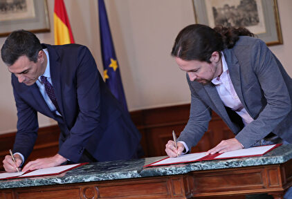 Sánchez e Iglesias, en la firma del preacuerdo | Jesús Hellín (Europa Press)