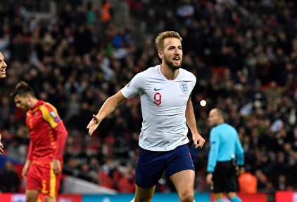 Harry Kane celebra uno de sus tres goles ante Montenegro. | EFE