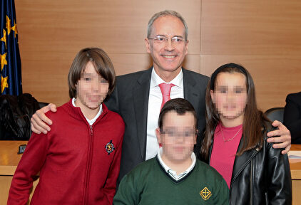 El director de la Agencia Tributaria, Jesús Gascón, con los niños premiados del concurso de Hacienda | Agencia Tributaria