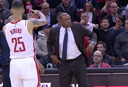 Drama familiar en la NBA: pide la expulsión de su padre y lo celebra entre risas