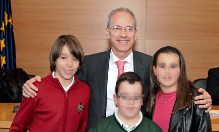 El director de la Agencia Tributaria, Jesús Gascón, con los niños premiados del concurso de Hacienda | Agencia Tributaria