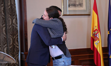 El abrazo entre Sánchez e Iglesias |  Jesús Hellín (Europa Press)