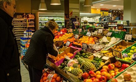 Señora comprando frutas | Europa Press