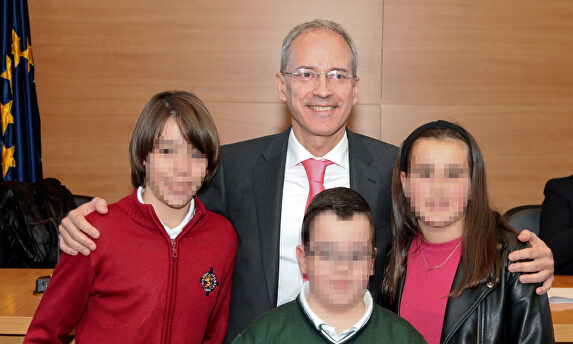 El director de la Agencia Tributaria, Jesús Gascón, con los niños premiados del concurso de Hacienda | Agencia Tributaria