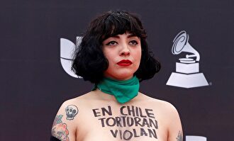 Mon Laferte protesta en la alfombra roja de los Latin Grammy | EFE