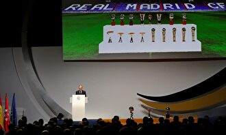 Florentino Pérez, durante el acto de entrega de insignias a los socios del Real Madrid. | EFE