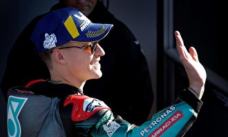 Fabio Quartararo saluda tras conseguir la pole en Cheste. | EFE