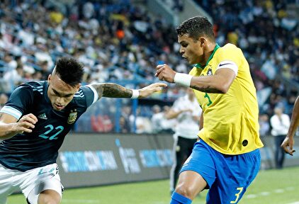 Thiago Silva (d), durante el amistoso Brasil-Argentina. | EFE