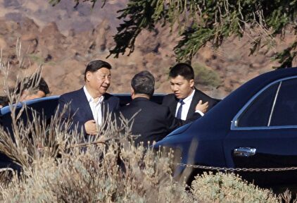 El presidente de China, Xi Jinping (izq), a su llegada al Parador del Parque Nacional de El Teide. | EFE