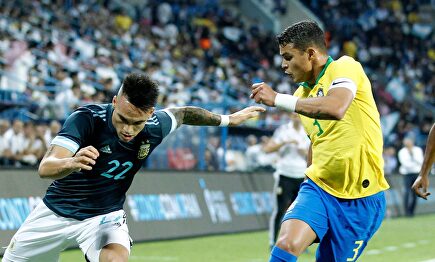 Thiago Silva (d), durante el amistoso Brasil-Argentina. | EFE