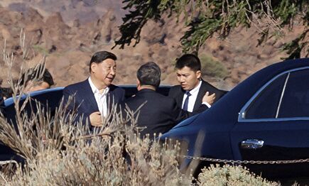 El presidente de China, Xi Jinping (izq), a su llegada al Parador del Parque Nacional de El Teide. | EFE