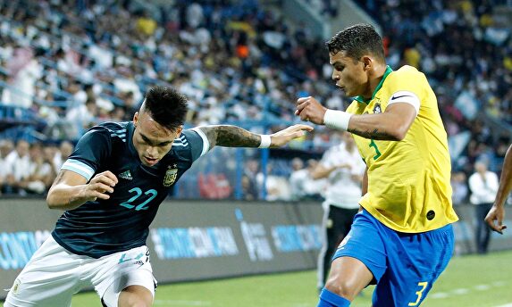 Thiago Silva (d), durante el amistoso Brasil-Argentina. | EFE