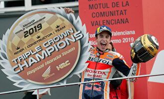 Marc Márquez cierra una temporada de ensueño con la Triple Corona. | EFE