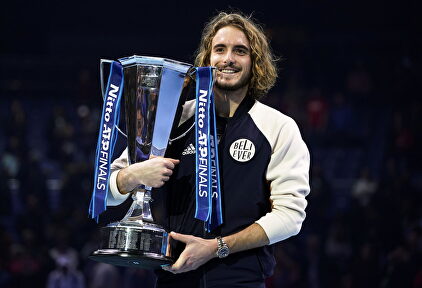 Stefanos Tsitsipas, con la Copa de Maestros conquistada en Londres. | EFE