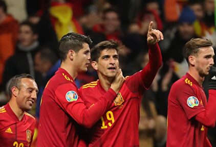 Gerard Moreno celebra uno de sus dos goles a Rumanía en el Wanda Metropolitano. | EFE