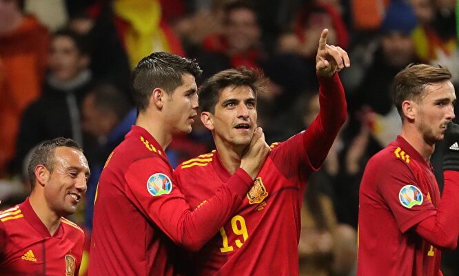 Gerard Moreno celebra uno de sus dos goles a Rumanía en el Wanda Metropolitano. | EFE