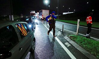 Coches conducidos por manifestantes convocados por Tsunami Democràtic han obstaculizado este martes la autopista AP-8 a la altura de Irún | EFE