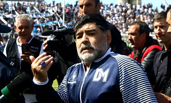 La última de Maradona: se encara con unos niños que le pedían un autógrafo