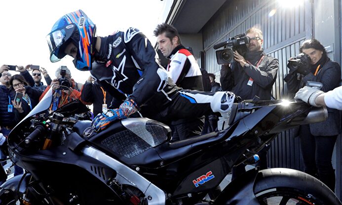 Álex Márquez se cae en sus primeras vueltas con la Honda de MotoGP