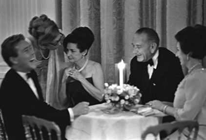Lord Snowden (ríe), Lady Bird Johnson, el presidente Johnson y la princesa Margarita. | Cordon Press