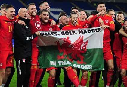 Bale, con la bandera de Gales. | EFE