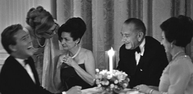 Lord Snowden (ríe), Lady Bird Johnson, el presidente Johnson y la princesa Margarita. | Cordon Press