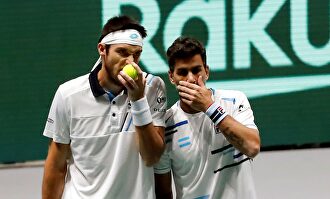 Los argentinos Máximo González (d) y Leonardo Mayer, durante el partido de dobles contra Alemania. | EFE