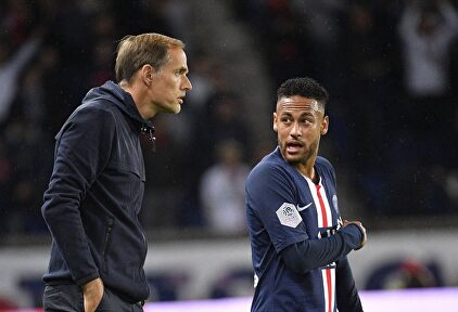 Thomas Tuchel da instrucciones a Neymar durante un partido del PSG. | Cordon Press