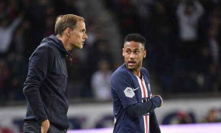 Thomas Tuchel da instrucciones a Neymar durante un partido del PSG. | Cordon Press