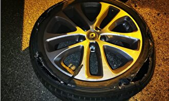 Una rueda reventada en los aledaños de la Caja Mágica. | David Vinuesa