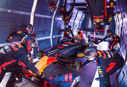 El increíble 'Pit-Stop' de los mécanicos del equipo Red Bull de Fórmula 1 con gravedad cero