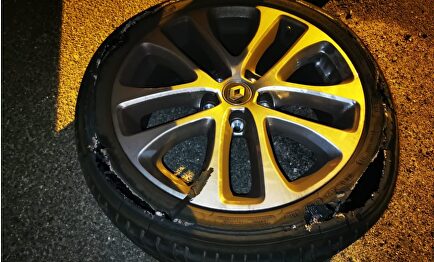 Una rueda reventada en los aledaños de la Caja Mágica. | David Vinuesa