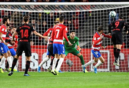 Batalla muy intensa en Los Cármenes | EFE