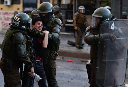 Fuerzas Especiales de Carabineros detienen a un manifestante. | EFE