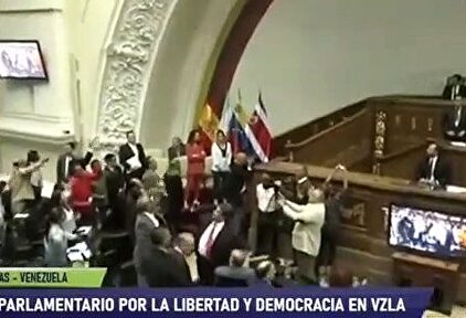 Trifulca en la Asamblea de Venezuela entre miembros del PP y los chavistas: "¡Fascistas, váyanse al carajo, viva Cataluña libre!"
