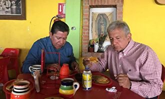 López Obrador visita la casa de un humilde campesino con una camisa de Brooks Brothers de 124 euros | Twitter