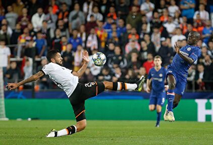 Garay disputa un balón con Kanté durante el Valencia-Chelsea. | EFE