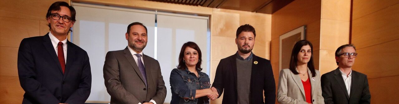El apretón de manos entre Adriana Lastra y Gabriel Rufián | LD