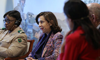 La teniente coronel del ejército maliense, Aminata Diabate, junto a la ministra de Defensa en funciones, Margarita Robles | Europa Press