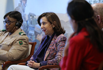 La teniente coronel del ejército maliense, Aminata Diabate, junto a la ministra de Defensa en funciones, Margarita Robles | Europa Press