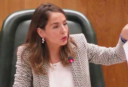 Bronca en el Ayuntamiento de Zaragoza después de que el portavoz de Podemos llame "guapa" a una consejera