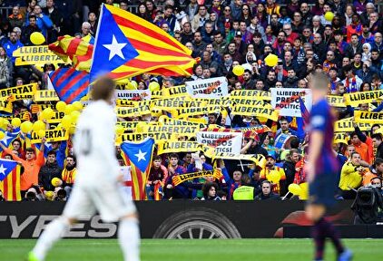 Las clásicas esteladas en el Camp Nou, durante un Barcelona-Real Madrid. | Archivo