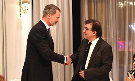 Felipe VI saluda a Javier Cercas durante la entrega de premios | Europa Press