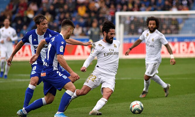 Isco, en acción ante el Alavés en Mendizorroza. | EFE