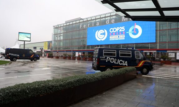 Una de las entradas a la Cumbre del Clima que arranca este lunes en Madrid. | EFE