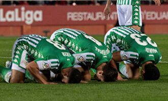 Celebración musulmana de Fekir (i), Feddal (c) y Mandi en el Mallorca-Betis. | EFE